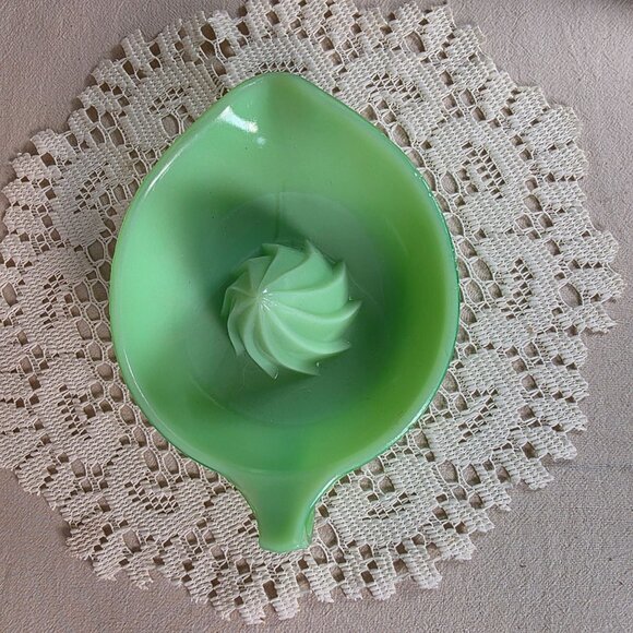 Vintage Jadeite Glass Juice Reamer With Handle & Spout - Classic Green Kitchenwa - Picture 6 of 9